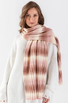 Ένα μοντέλο χονδρικής πώλησης ρούχων φοράει ajo10017-striped-multicolored-scarf, τούρκικο Κασκόλ χονδρικής πώλησης από Ajour Triko