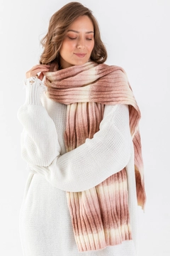 Ένα μοντέλο χονδρικής πώλησης ρούχων φοράει ajo10017-striped-multicolored-scarf, τούρκικο Κασκόλ χονδρικής πώλησης από Ajour Triko