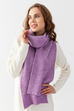 Bir model, Ajour Triko toptan giyim markasının ajo10019-basic-women's-plain-scarf toptan Atkı ürününü sergiliyor.