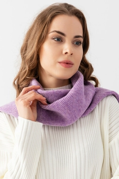 Una modelo de ropa al por mayor lleva ajo10019-basic-women's-plain-scarf, Pañuelo turco al por mayor de Ajour Triko