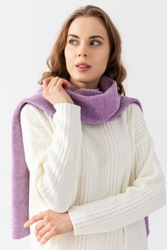 Una modelo de ropa al por mayor lleva ajo10019-basic-women's-plain-scarf, Pañuelo turco al por mayor de Ajour Triko