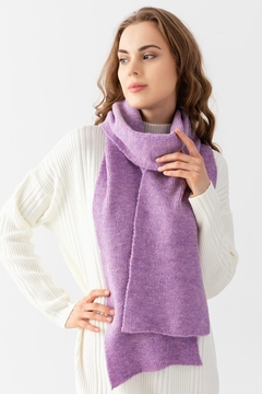 Ein Bekleidungsmodell aus dem Großhandel trägt ajo10019-basic-women's-plain-scarf, türkischer Großhandel Halstuch von Ajour Triko