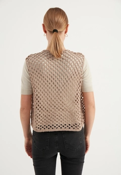 Een kledingmodel uit de groothandel draagt ajo10031-perforated-knitwear-vest, Turkse groothandel Vest van Ajour Triko