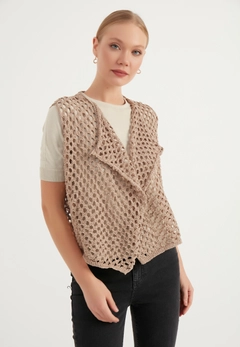 Una modelo de ropa al por mayor lleva ajo10031-perforated-knitwear-vest, Chaleco turco al por mayor de Ajour Triko