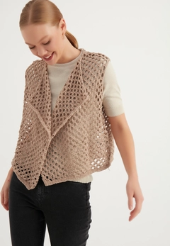 Ein Bekleidungsmodell aus dem Großhandel trägt ajo10031-perforated-knitwear-vest, türkischer Großhandel Weste von Ajour Triko