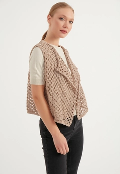 Un mannequin de vêtements en gros porte ajo10031-perforated-knitwear-vest, Veste en gros de Ajour Triko en provenance de Turquie