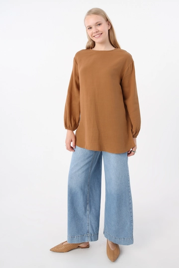 Ένα μοντέλο χονδρικής πώλησης ρούχων φοράει  Taba Muslin Basic - Camel
, τούρκικο Μπλούζα χονδρικής πώλησης από Allday