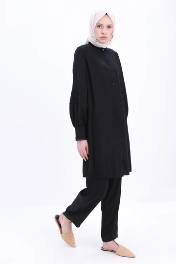 Bir model, Allday toptan giyim markasının  Pantolonlu Takım - Siyah
 toptan Pantolon ürününü sergiliyor.