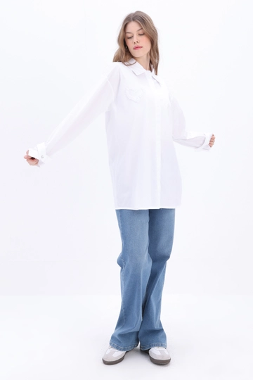 Bir model, Allday toptan giyim markasının  Kalpli Gömlek Tunik - Beyaz
 toptan Tunik ürününü sergiliyor.