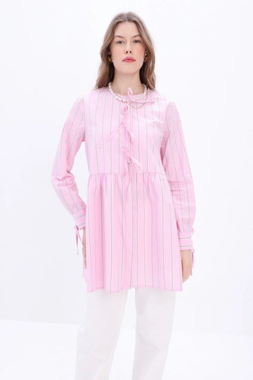 Een kledingmodel uit de groothandel draagt  Gestreepte Poplin Overhemdtuniek - Roze En Groen
, Turkse groothandel Tuniek van Allday