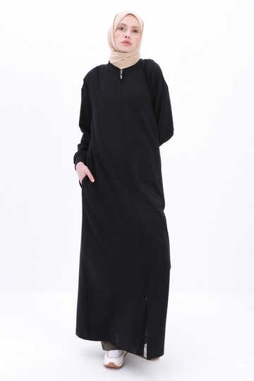 Una modelo de ropa al por mayor lleva  Abaya Cómoda Con Cremallera - Negro
, Abaya turco al por mayor de Allday