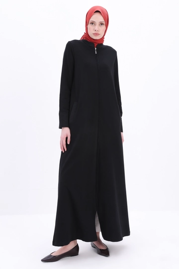 Una modella di abbigliamento all'ingrosso indossa  Comodo Abaya Con Cerniera - Nero
, vendita all'ingrosso turca di Abaya di Allday