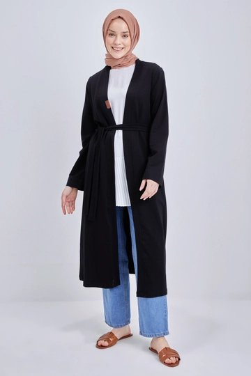 Een kledingmodel uit de groothandel draagt  Vest met capuchon en volants op de schouder - Zwart
, Turkse groothandel Vest van Allday