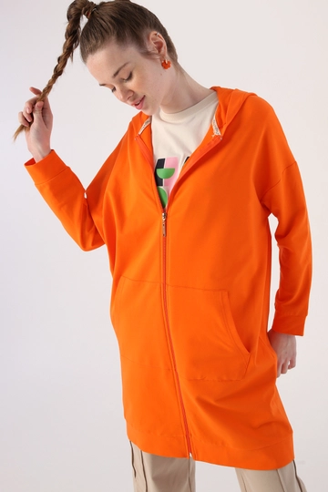 Una modella di abbigliamento all'ingrosso indossa  Cardigan In Felpa Con Cerniera - Arancione
, vendita all'ingrosso turca di Cardigan di Allday