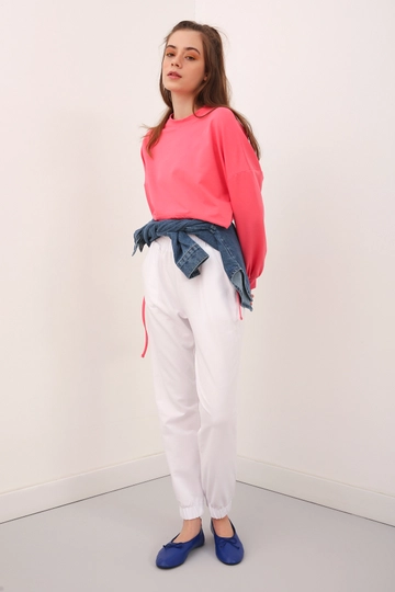 Bir model, Allday toptan giyim markasının  Jogger Eşofman Altı - Beyaz
 toptan Eşofman Altı ürününü sergiliyor.