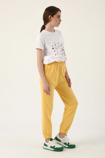 A wholesale clothing model wears  Light Jogger Sweatpants - Yellow
, Turkish wholesale Sweatpants of Allday