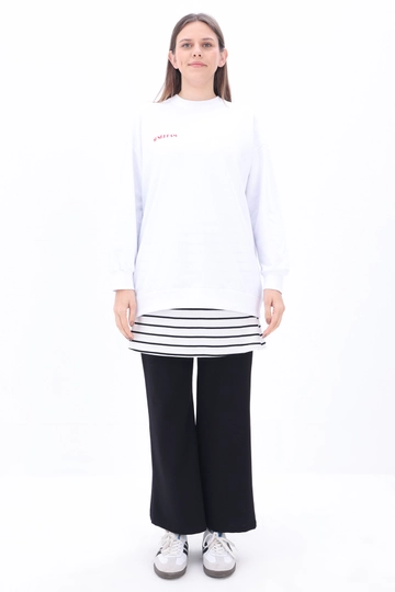 Bir model, Allday toptan giyim markasının  İçlik Gömlek Etek - Ekru & Siyah
 toptan Atlet ürününü sergiliyor.