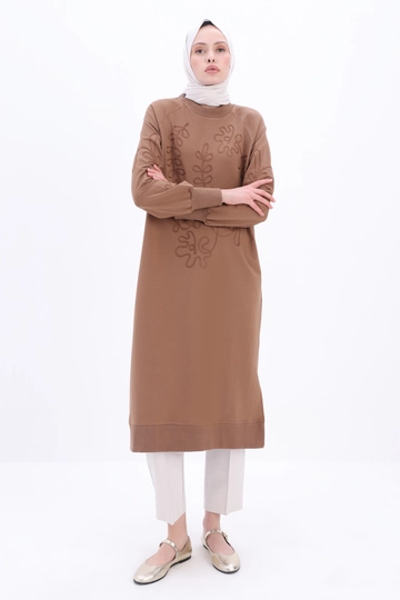 Bir model, Allday toptan giyim markasının  Sweat Tunik - Vizon
 toptan Tunik ürününü sergiliyor.