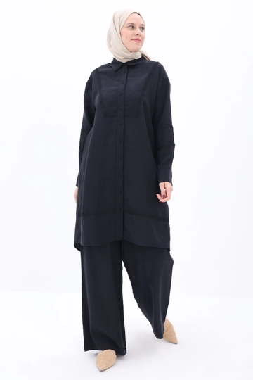 Un mannequin de vêtements en gros porte  Costume Pantalon En Tencel Avec Rayures Festonnées - Noir
, Costume en gros de Allday en provenance de Turquie