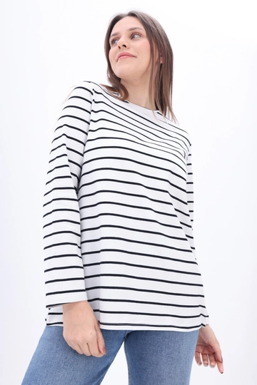 Ein Bekleidungsmodell aus dem Großhandel trägt  Bedrucktes Tunika-T-Shirt – Ecru Und Schwarz
, türkischer Großhandel T-Shirt von Allday