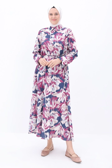Bir model, Allday toptan giyim markasının  Desenli Rüzgarlıklı Kemerli Elbise - İndigo & Vişne
 toptan Elbise ürününü sergiliyor.