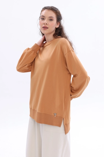 Bir model, Allday toptan giyim markasının  Yandan Yırtmaçlı Sweat Tunik - Camel
 toptan Tunik ürününü sergiliyor.