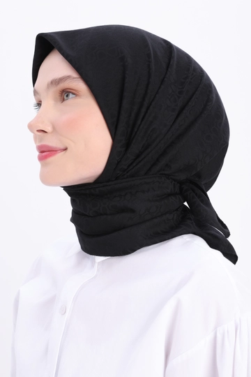 Bir model, Allday toptan giyim markasının  Zigzag Pamuk Jakar Şal - Siyah
 toptan Şal ürününü sergiliyor.