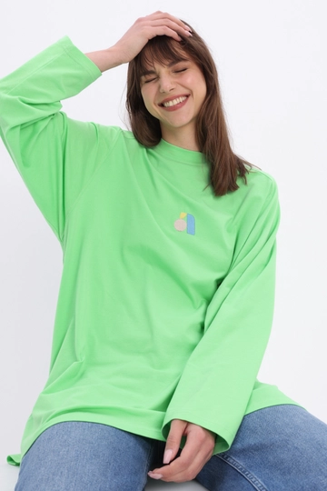 Um modelo de roupas no atacado usa  Camiseta Túnica Estampada Neon - Verde
, atacado turco  de Allday