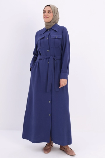Een kledingmodel uit de groothandel draagt  Indigo Comfortabele Abaya Met Ritssluiting - Indigo
, Turkse groothandel Abaya van Allday