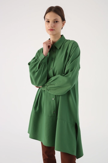 Bir model, Allday toptan giyim markasının  Asimetrik Yırtmaçlı Tunik - Yeşil
 toptan Tunik ürününü sergiliyor.