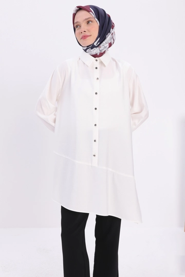 Bir model, Allday toptan giyim markasının  Asimetrik Yırtmaçlı Tunik - Beyaz
 toptan Tunik ürününü sergiliyor.