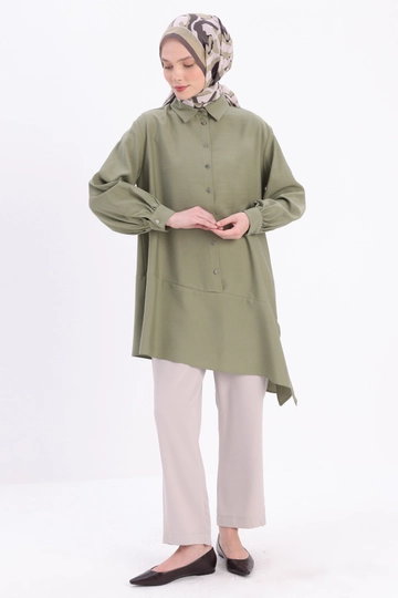 Bir model, Allday toptan giyim markasının  Açık  Asimetrik Yırtmaçlı Tunik - Yeşil
 toptan Tunik ürününü sergiliyor.