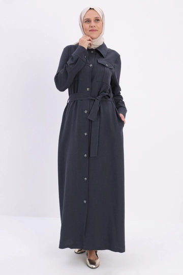 Ein Bekleidungsmodell aus dem Großhandel trägt  Bequeme Abaya Mit Reißverschluss – Geräuchert
, türkischer Großhandel Abaya von Allday