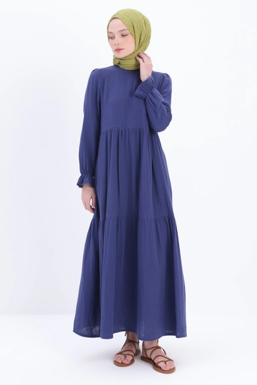 Bir model, Allday toptan giyim markasının  İndigo Fırfırlı Müslin Elbise - Indigo
 toptan  ürününü sergiliyor.