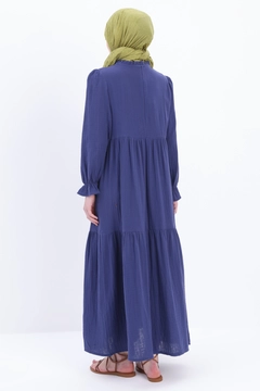 Bir model, Allday toptan giyim markasının all12928-indigo-ruffled-muslin-dress-indigo toptan Elbise ürününü sergiliyor.