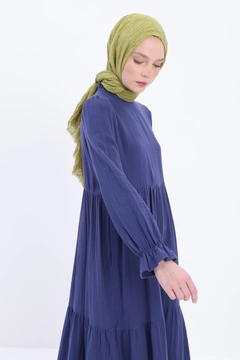 Bir model, Allday toptan giyim markasının all12928-indigo-ruffled-muslin-dress-indigo toptan Elbise ürününü sergiliyor.