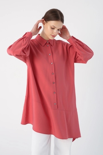 Bir model, Allday toptan giyim markasının  Asimetrik Yırtmaçlı Tunik - Pembe
 toptan Tunik ürününü sergiliyor.