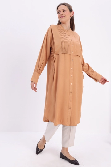 Una modella di abbigliamento all'ingrosso indossa  Tunica A Camicia A Costine - Cammello
, vendita all'ingrosso turca di Tunica di Allday
