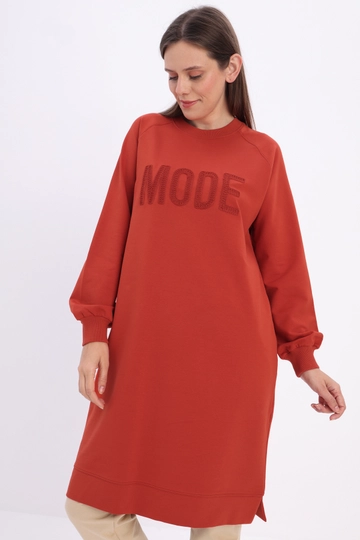 Veleprodajni model oblačil nosi  Vezena Pletena Tunika Tile Mode – Opečnato Rdeča
, turška veleprodaja Tunika od Allday