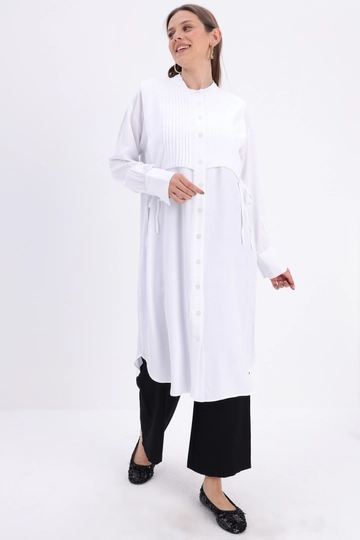 Bir model, Allday toptan giyim markasının  Nervürlü Gömlek Tunik - Beyaz
 toptan Tunik ürününü sergiliyor.