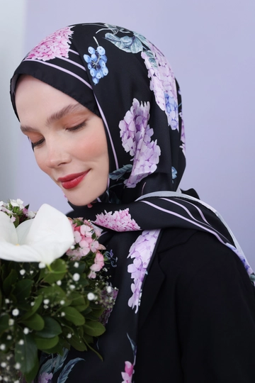 A wholesale clothing model wears  -lila Zigzag Cotton Jacquard Shawl - Black
, Turkish wholesale Shawl of Allday