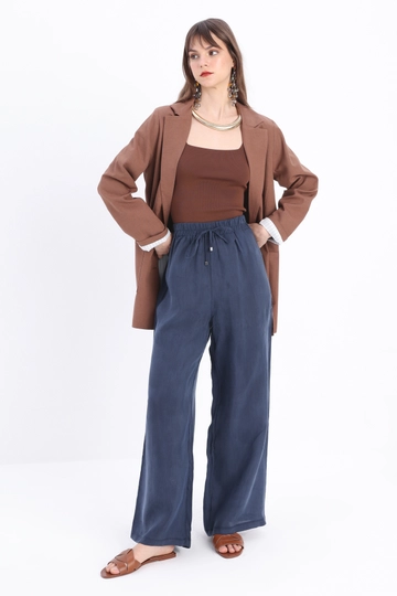 Bir model, Allday toptan giyim markasının  İndigo Beli Lastikli Tensel Pantolon - Indigo
 toptan Pantolon ürününü sergiliyor.