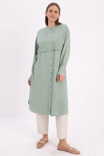 Bir model, Allday toptan giyim markasının  Koyu Defne Nervürlü Gömlek Tunik - Green
 toptan Tunik ürününü sergiliyor.