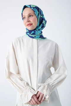 A wholesale clothing model wears 10001-zigzag-cotton-jacquard-shawl-blue, Turkish wholesale Shawl of Allday