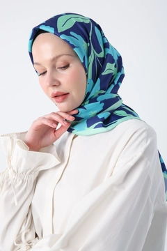 A wholesale clothing model wears 10001-zigzag-cotton-jacquard-shawl-blue, Turkish wholesale Shawl of Allday
