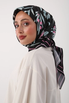 A wholesale clothing model wears all13020-zigzag-cotton-jacquard-shawl-black, Turkish wholesale Shawl of Allday
