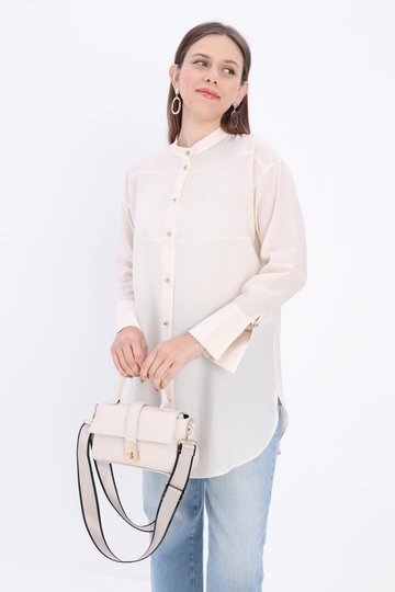 Ένα μοντέλο χονδρικής πώλησης ρούχων φοράει  Tencel Πουκάμισο Τουνίκ Με Σπασμένα Μεταλλικά Κουμπιά - Λευκό
, τούρκικο τουνίκ χονδρικής πώλησης από Allday