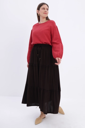 Bir model, Allday toptan giyim markasının  Kahve Beli Lastikli Fırfırlı Etek - Brown
 toptan Etek ürününü sergiliyor.