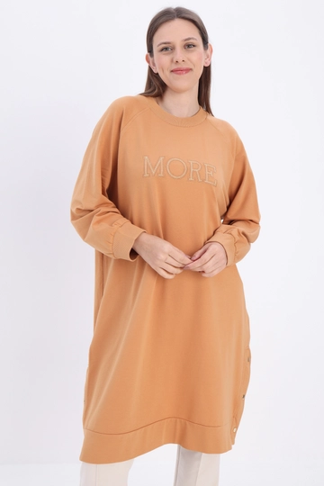 Een kledingmodel uit de groothandel draagt  Geborduurde Sweattuniek - Mosterd
, Turkse groothandel Tuniek van Allday