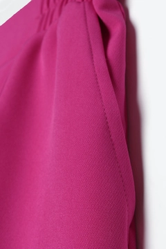 Ένα μοντέλο χονδρικής πώλησης ρούχων φοράει 45274 - Trousers - Fuchsia, τούρκικο Παντελόνι χονδρικής πώλησης από Allday